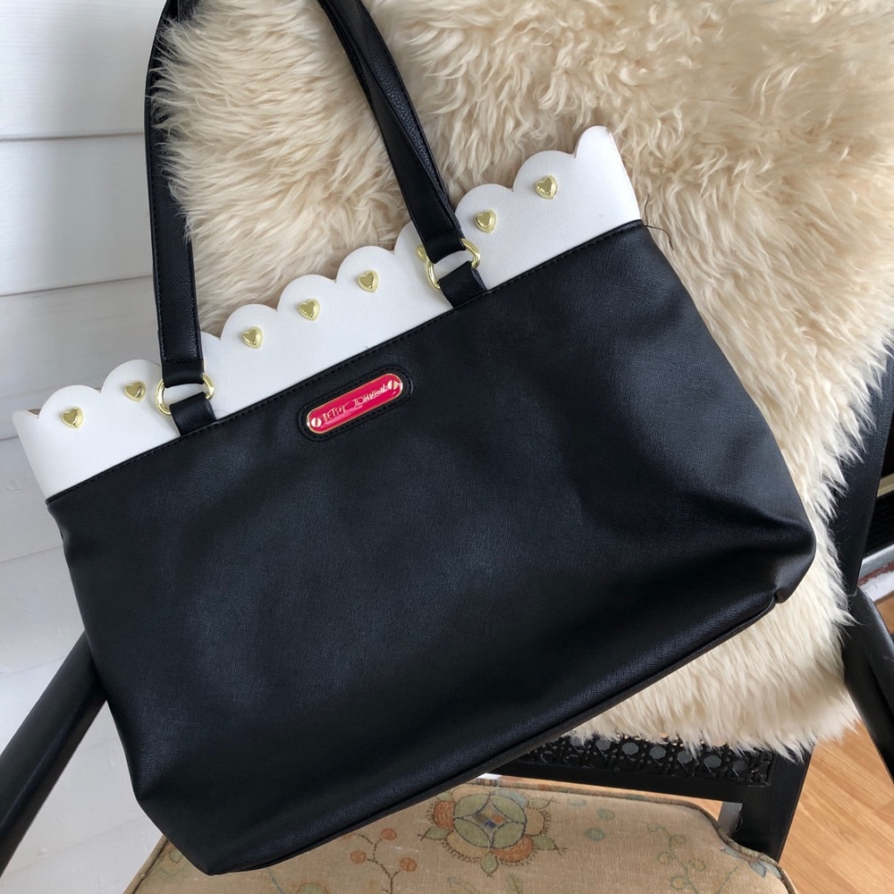 Black & white Betsy Johnson tote scallop edge